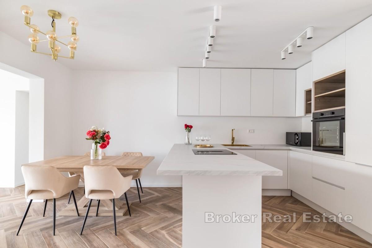 Moderní apartmánový dům v první řadě k moři