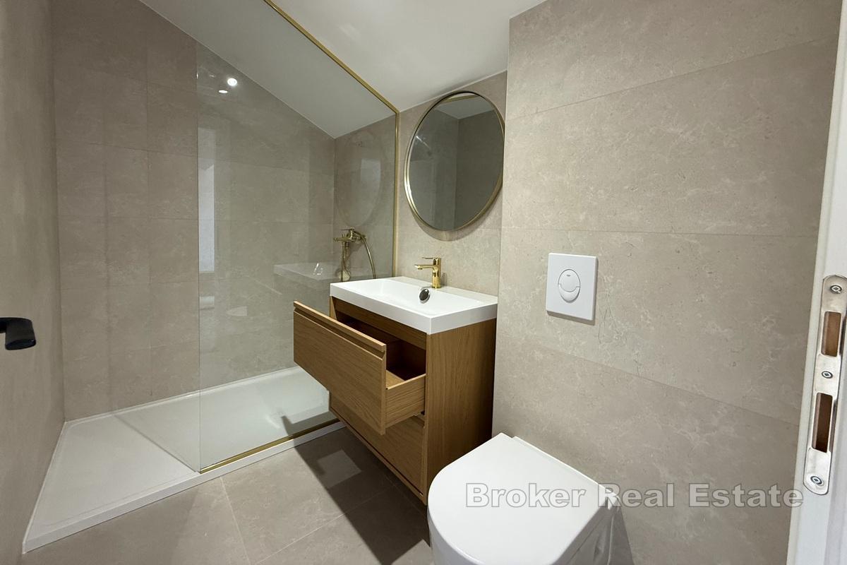 Moderní apartmánový dům v první řadě k moři