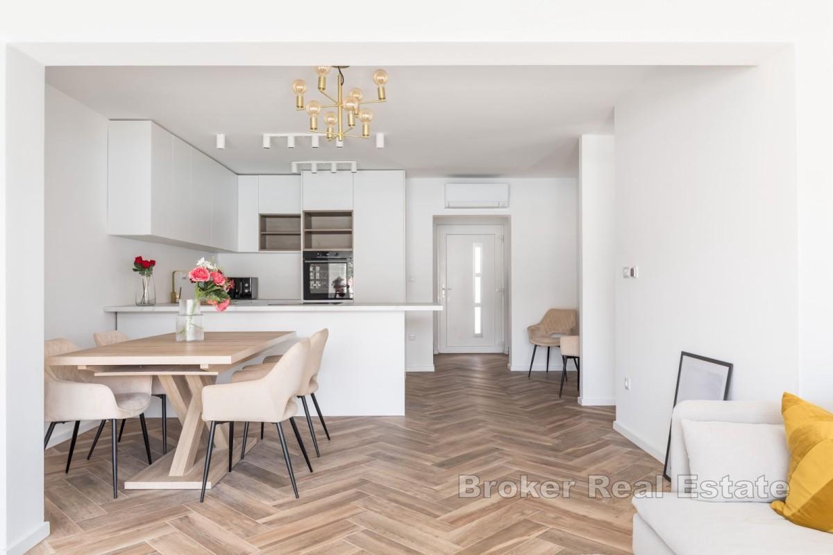 Moderní apartmánový dům v první řadě k moři