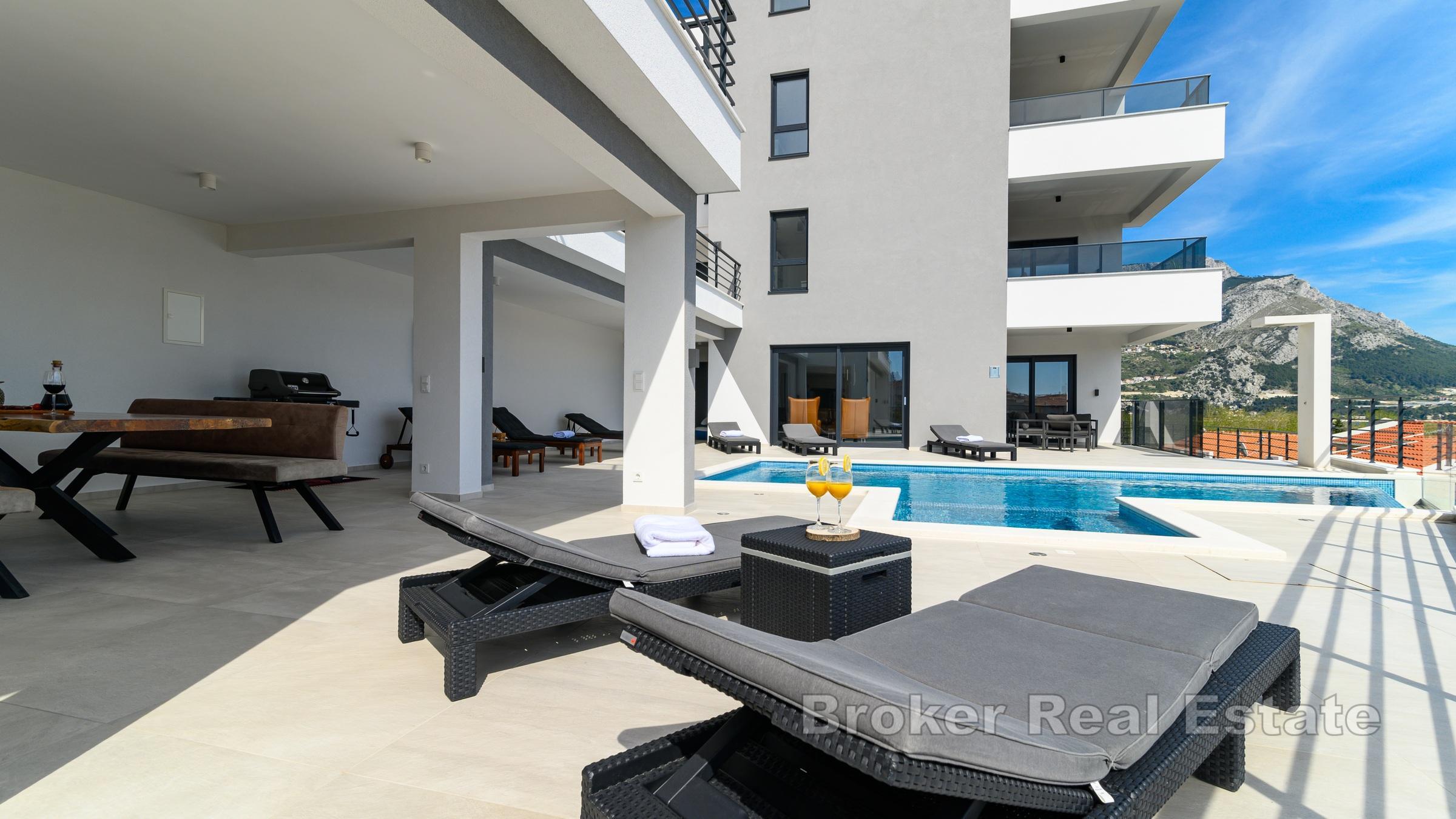 Ampia villa con vista mare