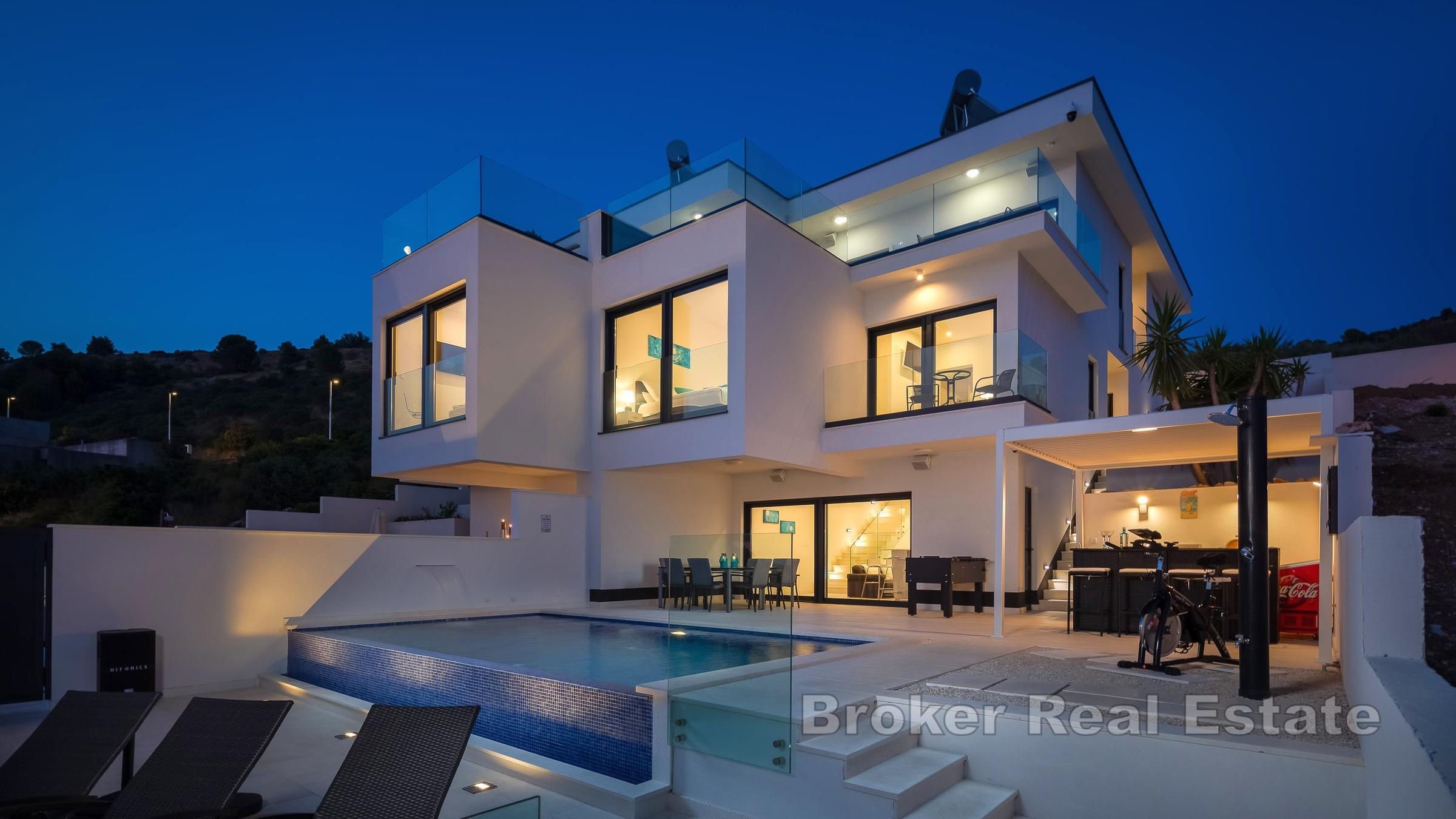 Vacker lyxvilla med pool och panoramautsikt över havet