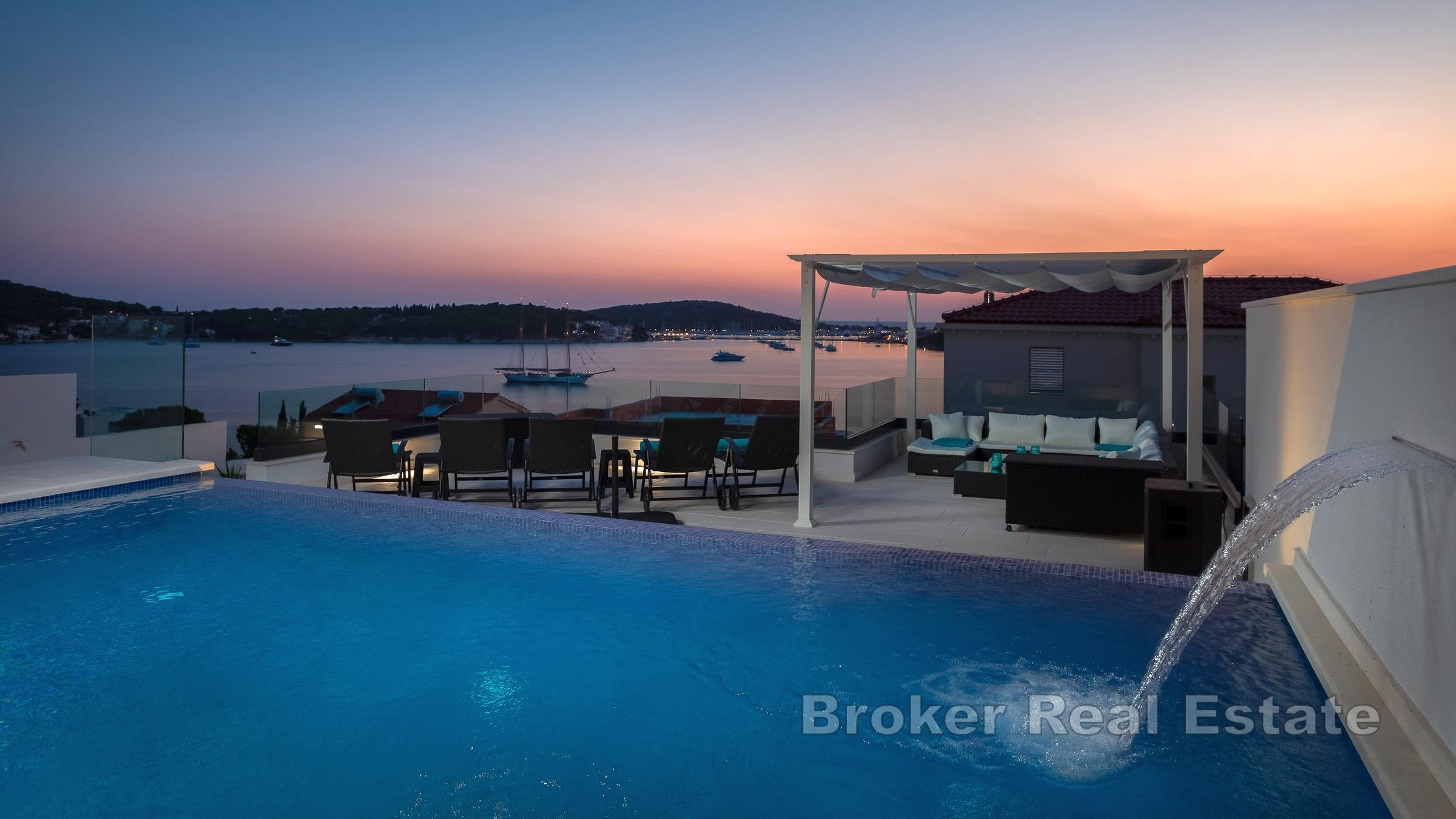 Vacker lyxvilla med pool och panoramautsikt över havet