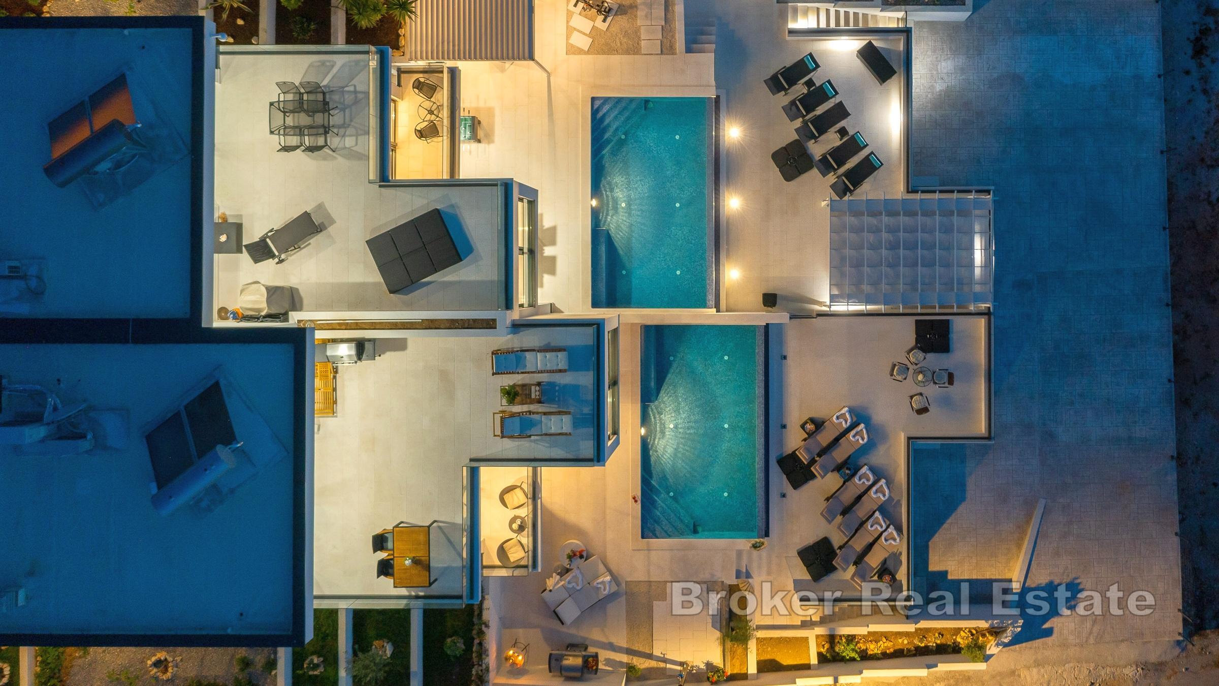 Vacker lyxvilla med pool och panoramautsikt över havet