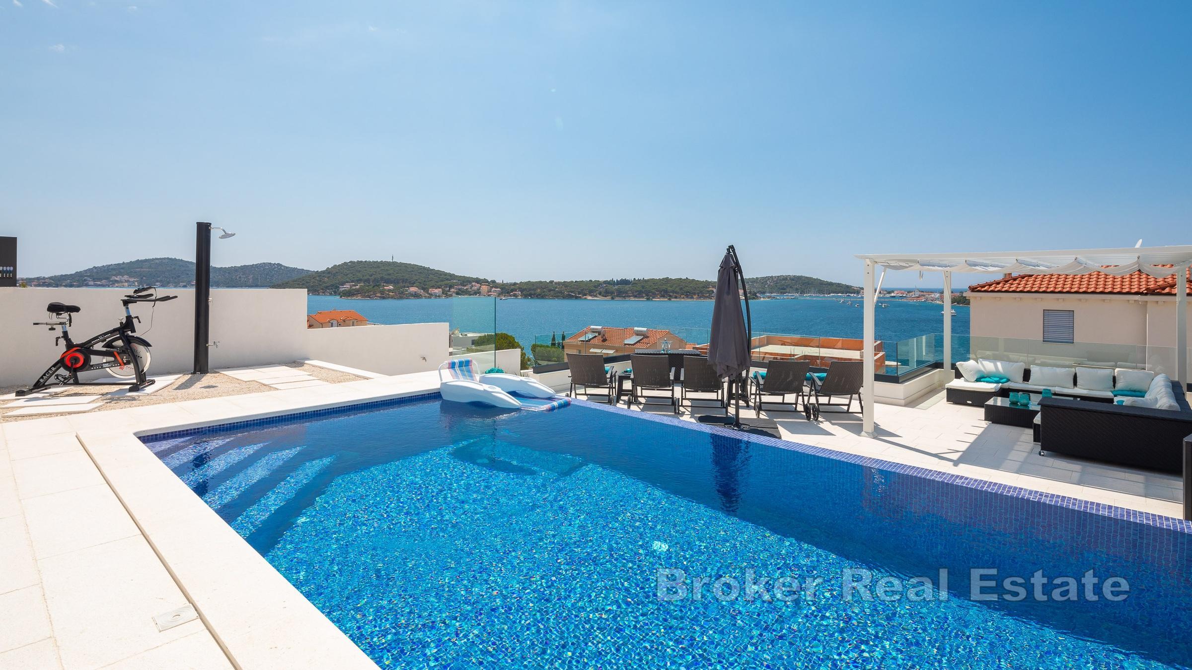 Vacker lyxvilla med pool och panoramautsikt över havet