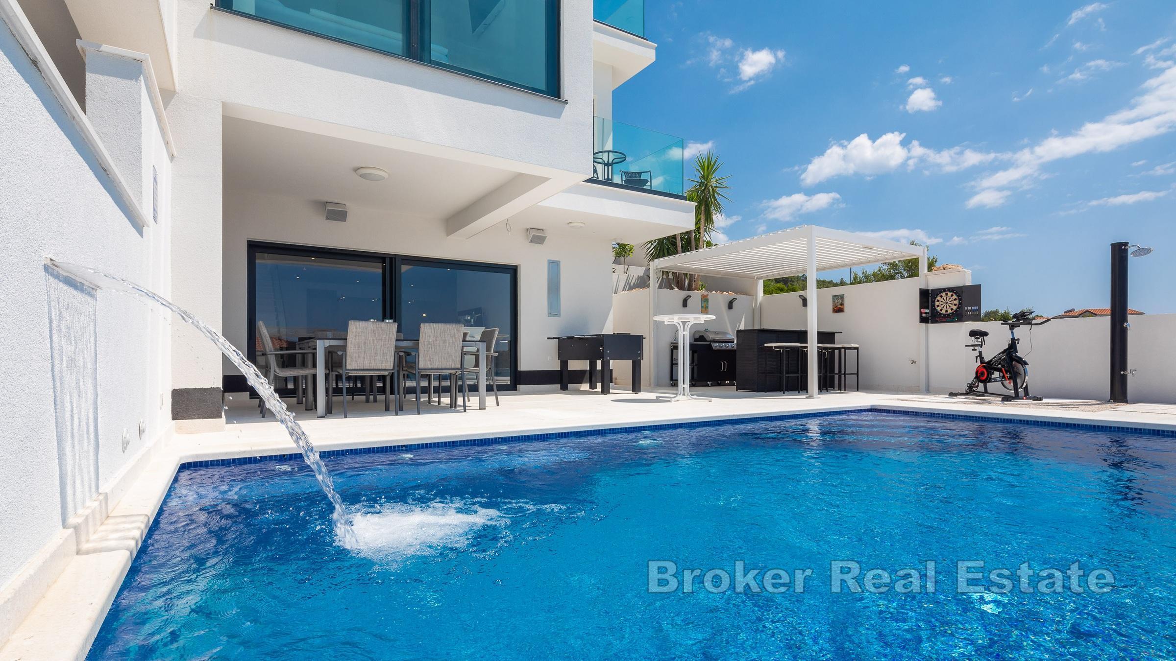 Vacker lyxvilla med pool och panoramautsikt över havet