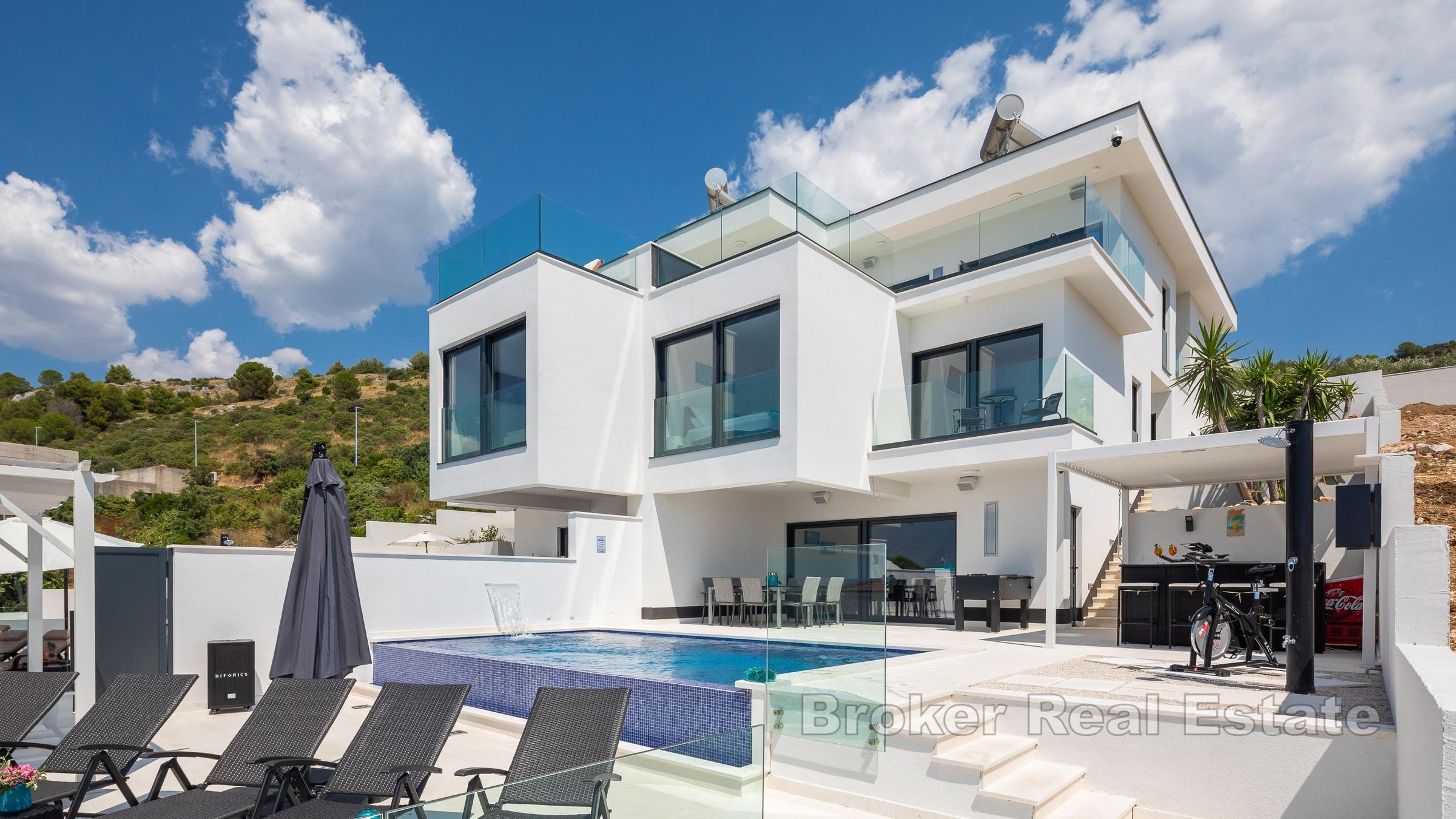 Vacker lyxvilla med pool och panoramautsikt över havet