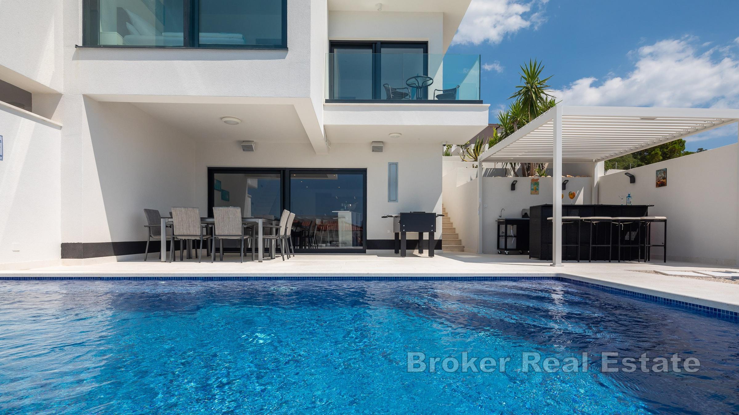 Vacker lyxvilla med pool och panoramautsikt över havet