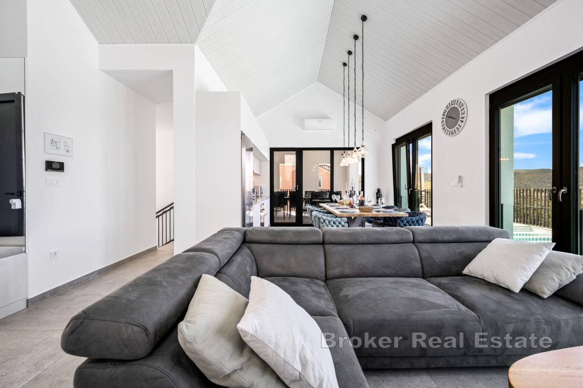 Villa moderne avec piscine et vue mer