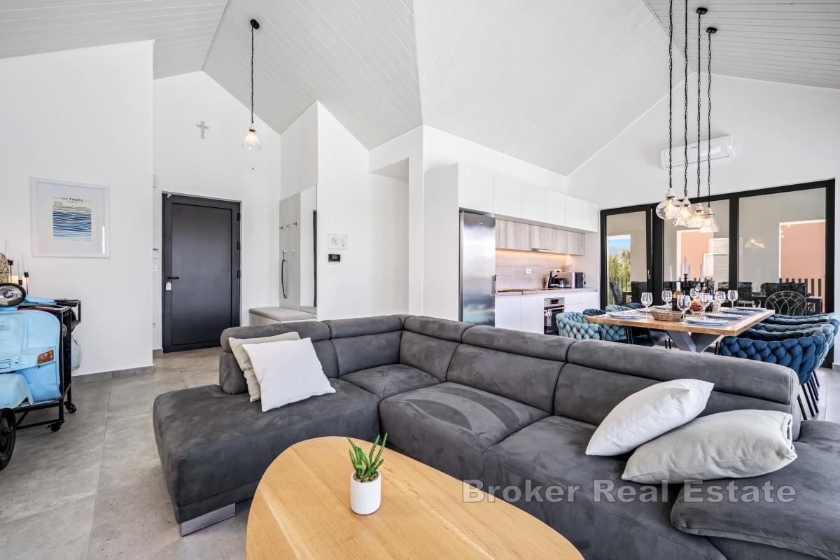 Villa moderne avec piscine et vue mer