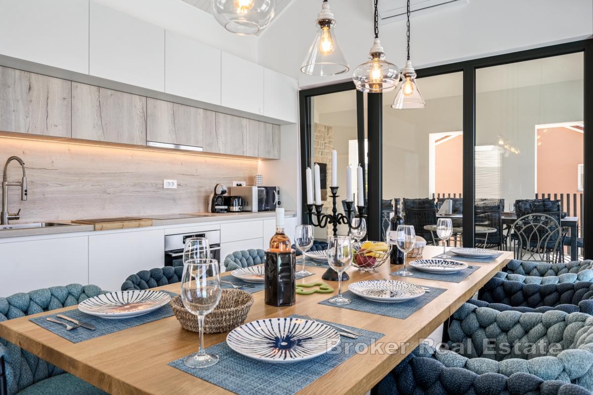 Villa moderne avec piscine et vue mer