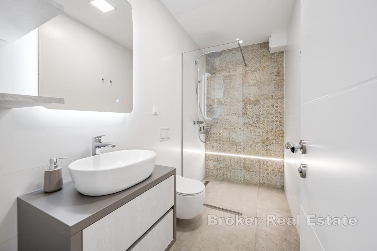 Villa moderne avec piscine et vue mer