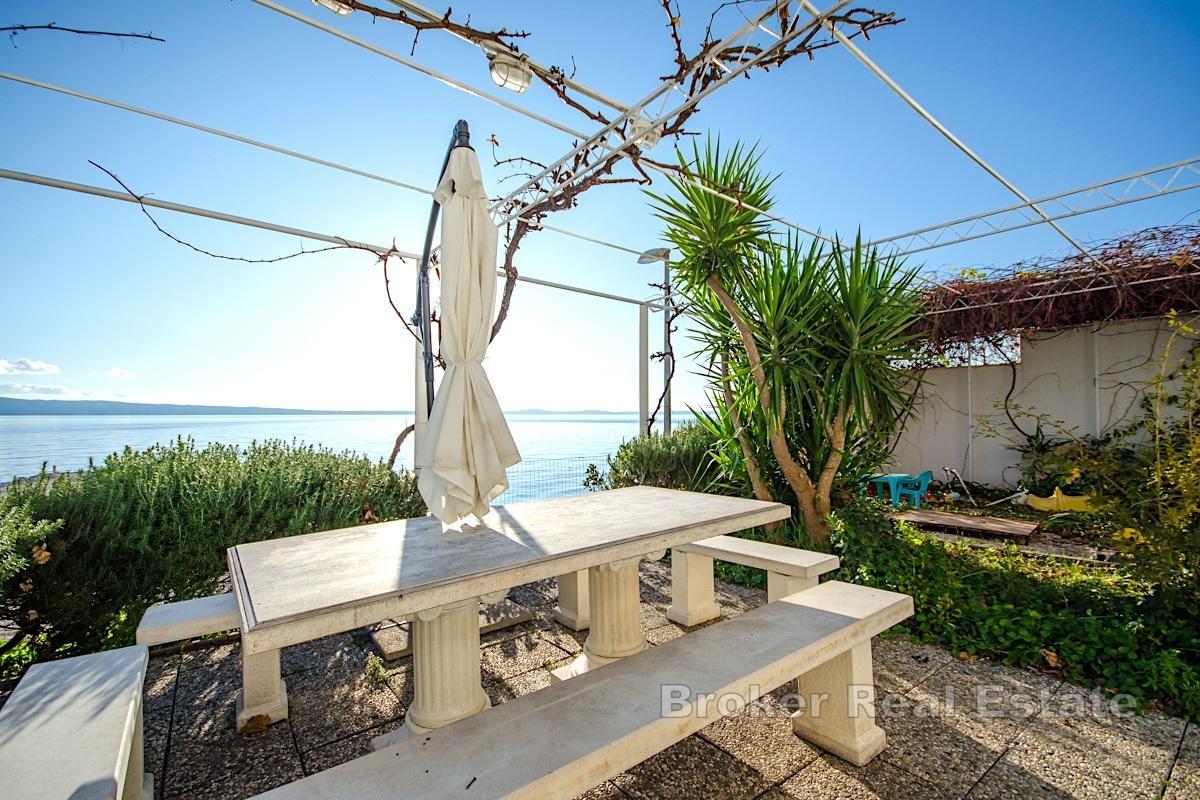 Splitská oblasť - Dom s apartmánmi na skvelom mieste