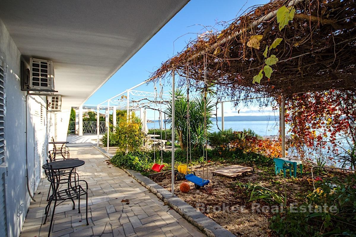 Splitská oblasť - Dom s apartmánmi na skvelom mieste