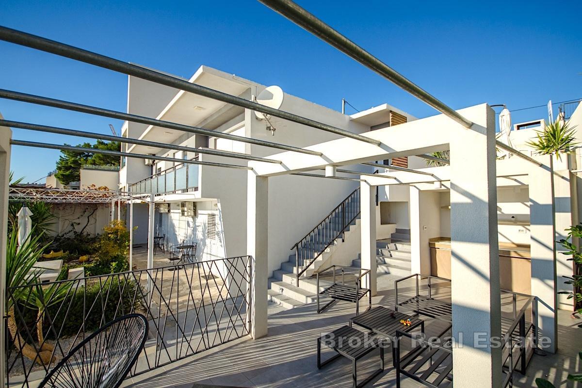 Splitská oblasť - Dom s apartmánmi na skvelom mieste