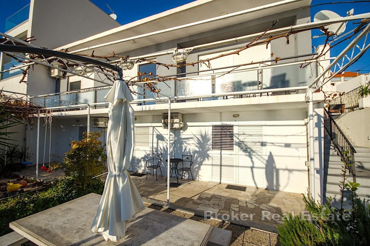 Splitská oblasť - Dom s apartmánmi na skvelom mieste
