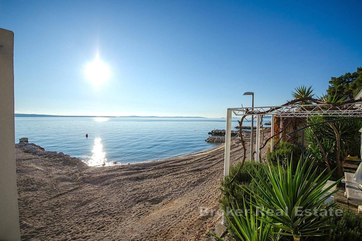 Splitská oblasť - Dom s apartmánmi na skvelom mieste