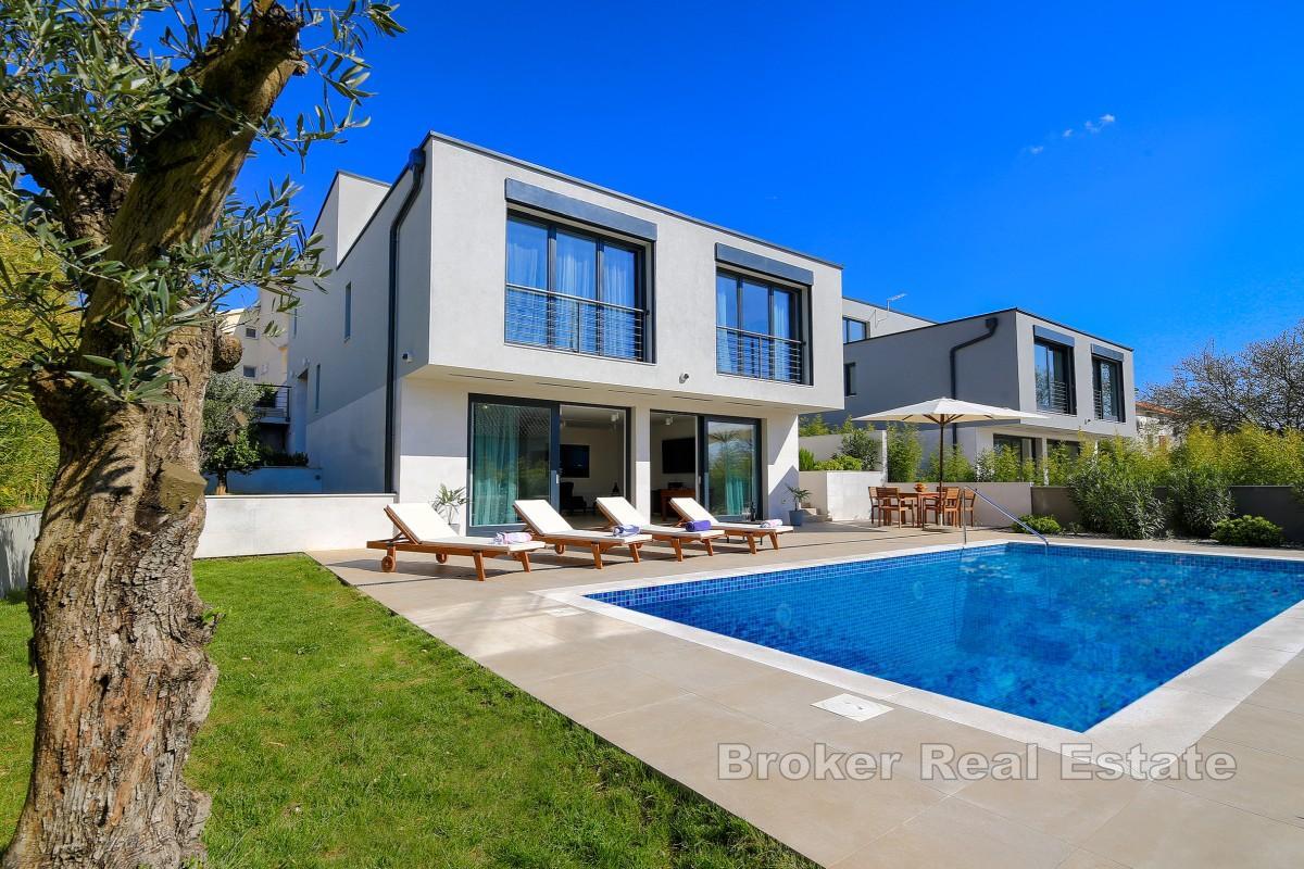 En modern villa med pool