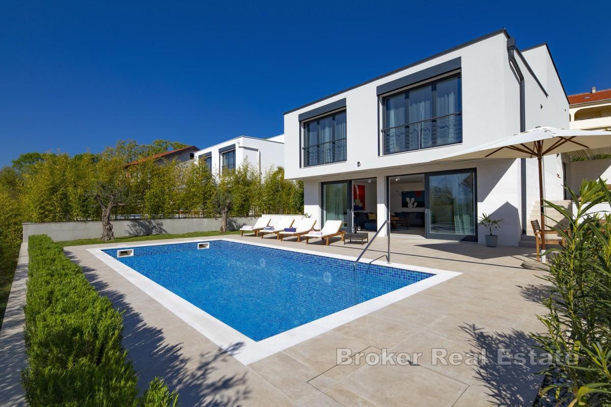 En modern villa med pool