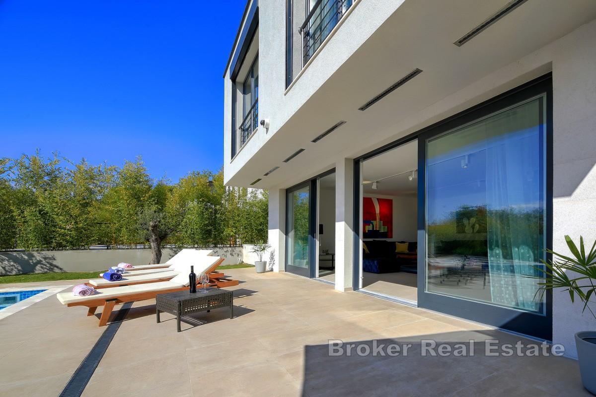 Eine moderne Villa mit Swimmingpool