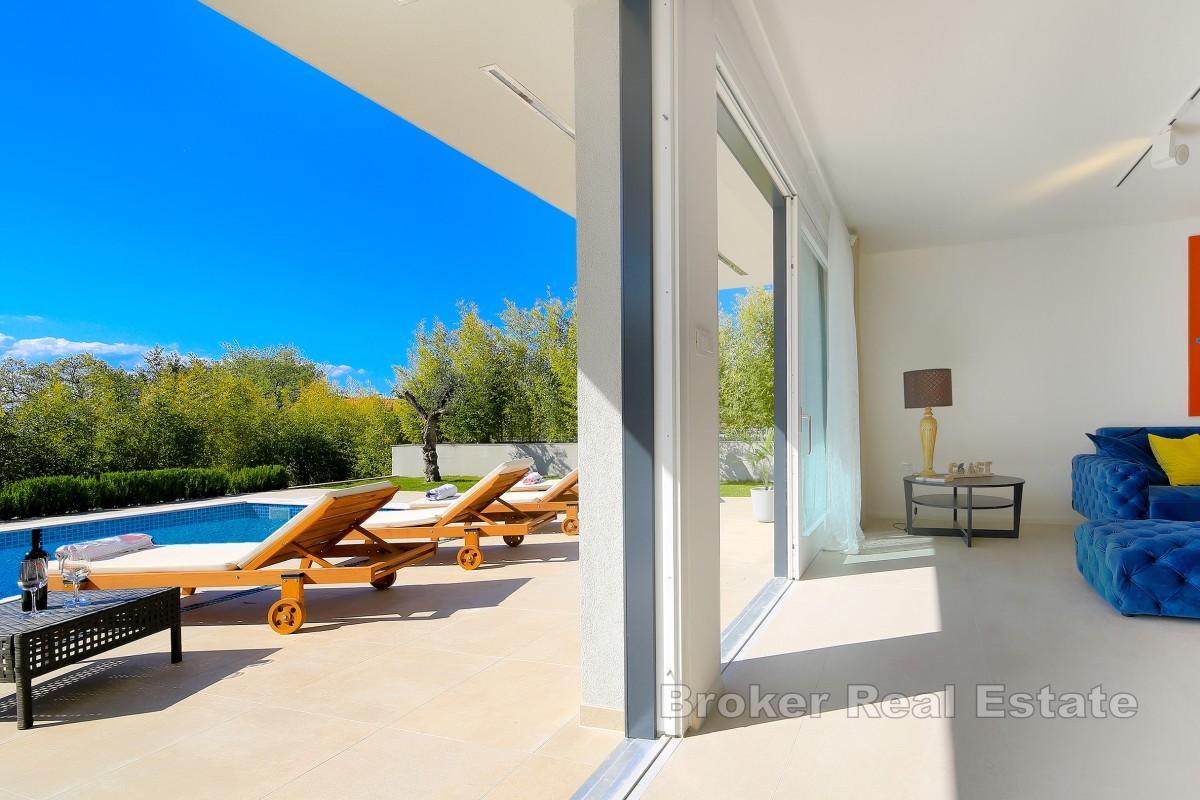 En modern villa med pool