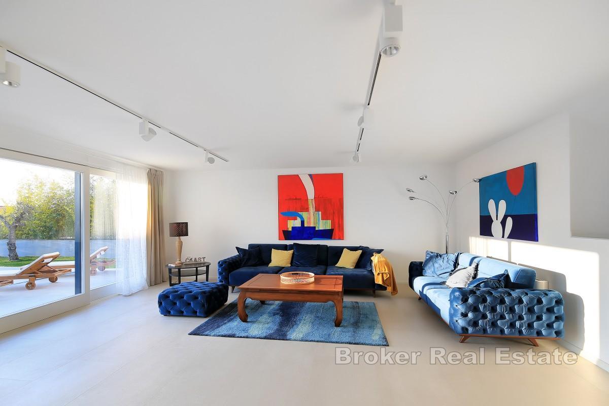 En modern villa med pool