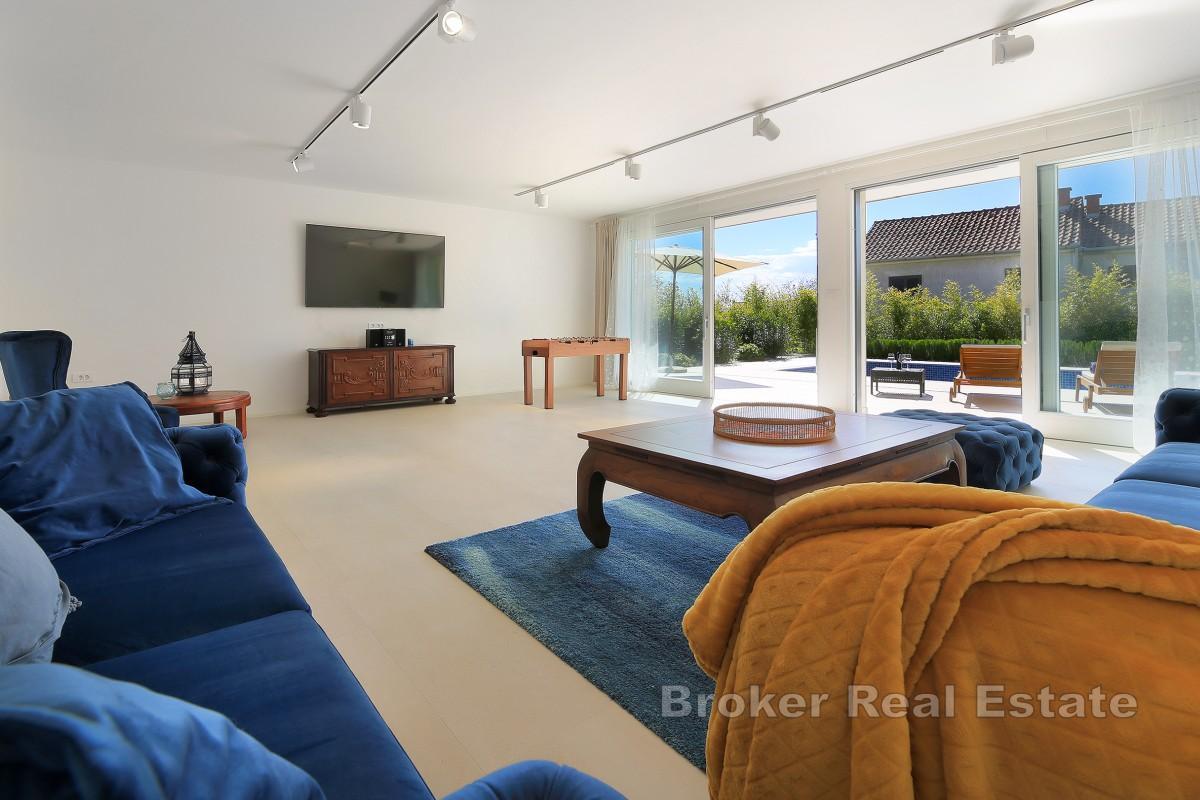 En modern villa med pool