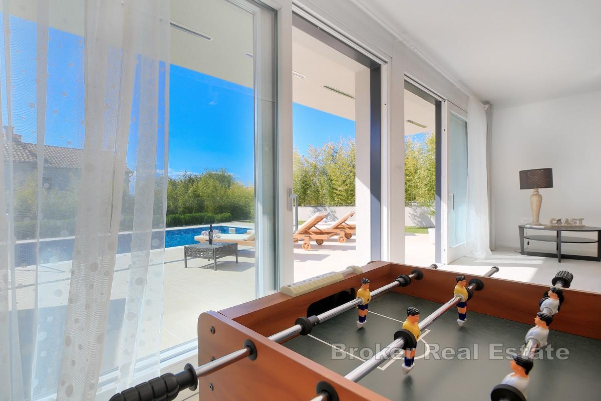 Eine moderne Villa mit Swimmingpool