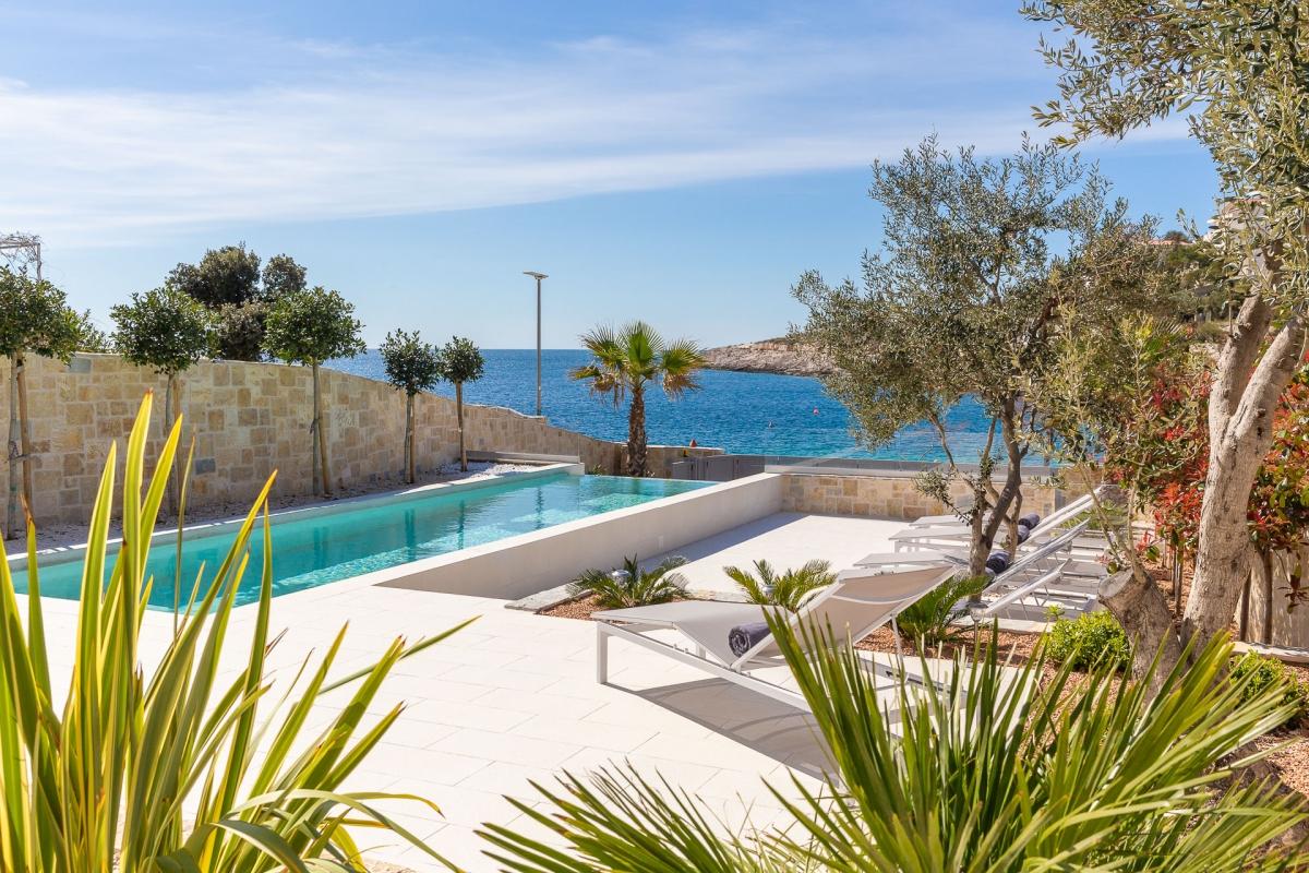 001-2022-471-Rogoznica-Modern-villa-with-pool-in-the-first-row-to-the-sea-for-sale