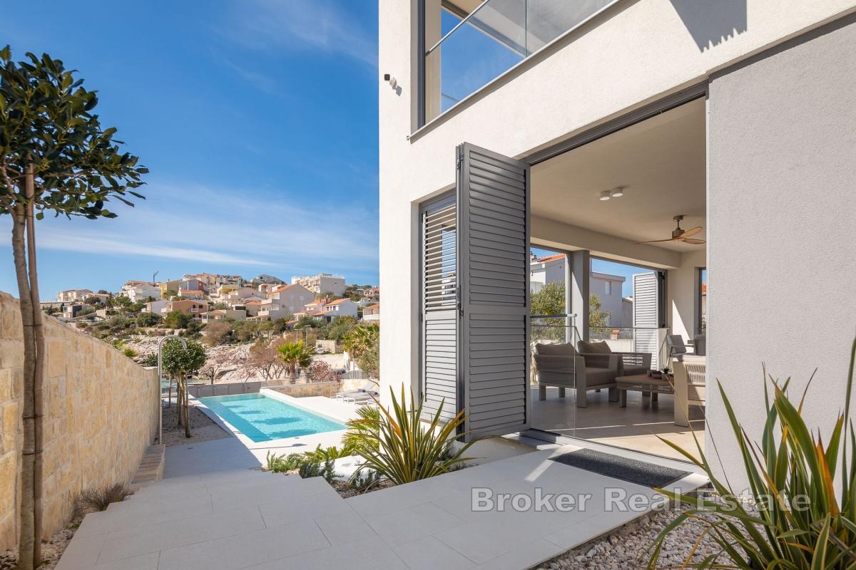 Moderne villa med basseng ved sjøen