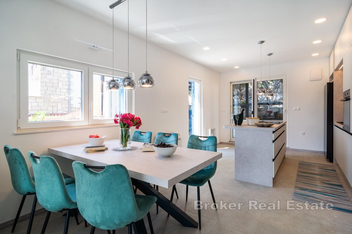 Hus i første rad mot sjøen