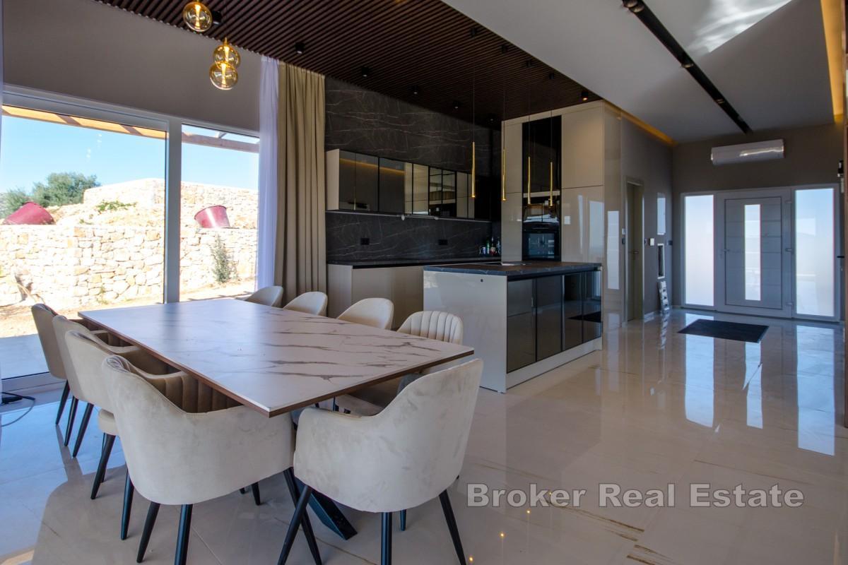 Nowoczesna willa z ogrodem o powierzchni 2 hektarów