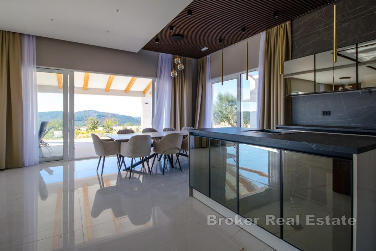 Nowoczesna willa z ogrodem o powierzchni 2 hektarów