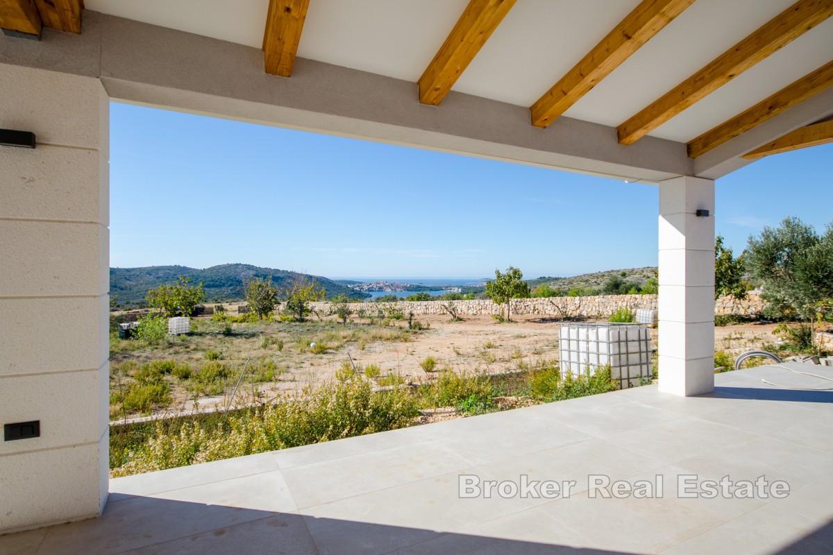 Nowoczesna willa z ogrodem o powierzchni 2 hektarów