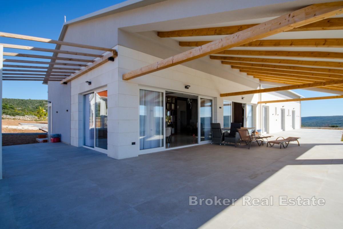 Nowoczesna willa z ogrodem o powierzchni 2 hektarów