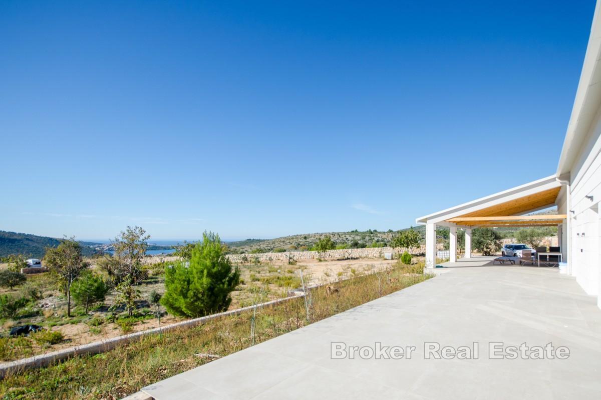 Nowoczesna willa z ogrodem o powierzchni 2 hektarów