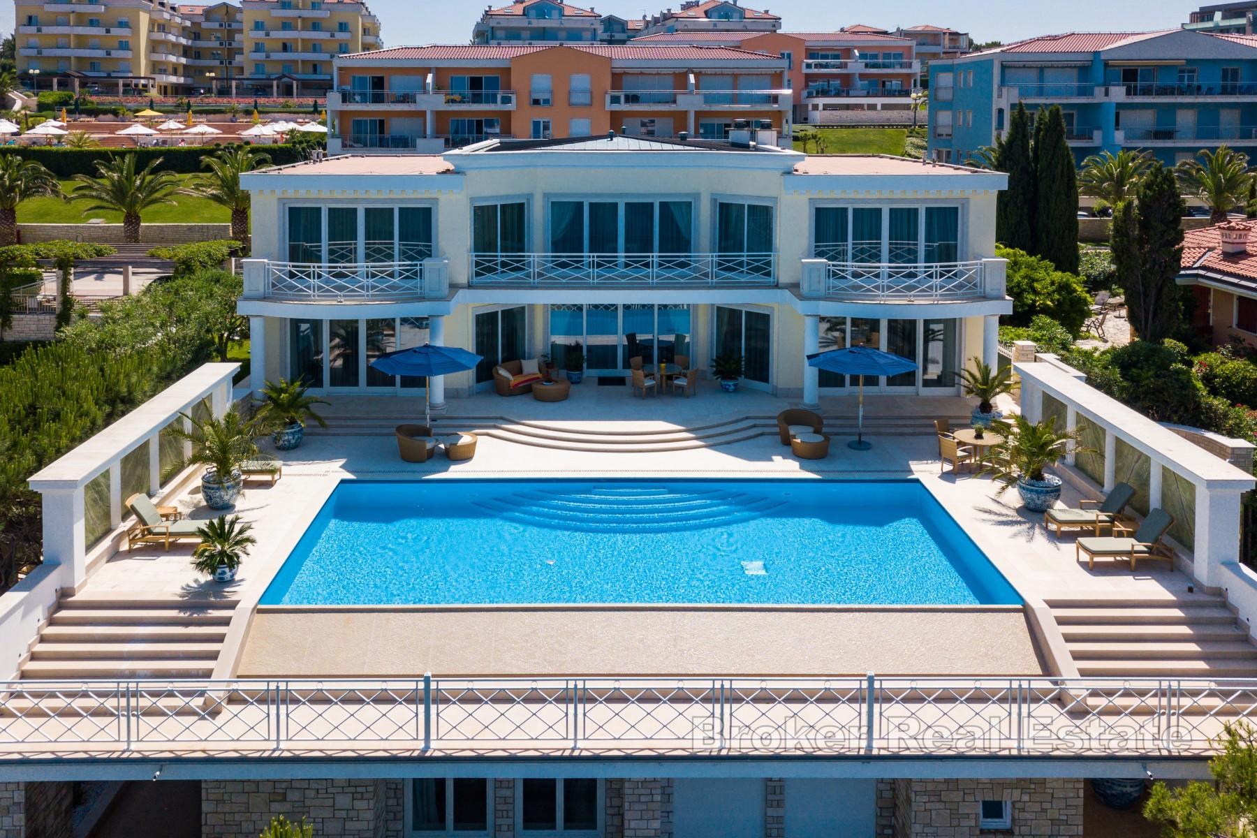 Luksusowa willa w pierwszym rzędzie od morza z basenem i garażami