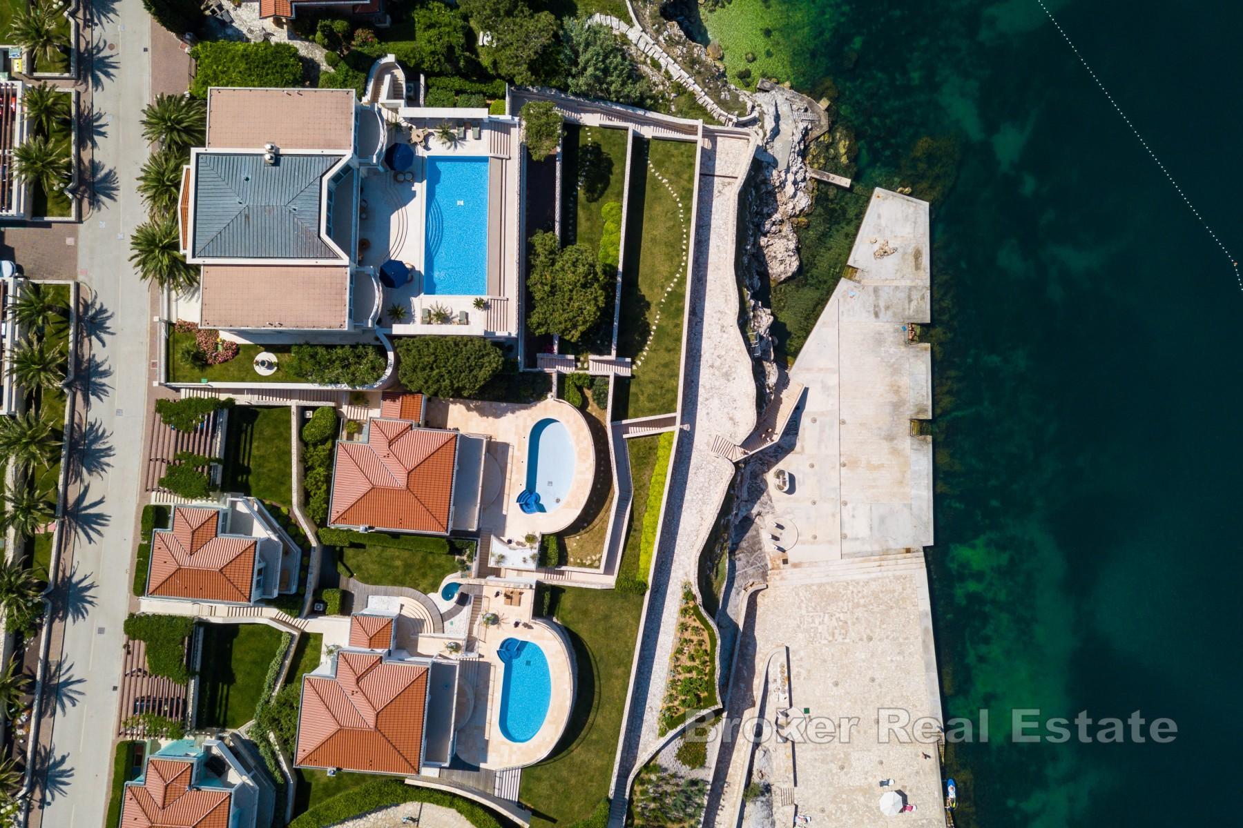 Luxusní vila v první řadě u moře s bazénem a garážemi