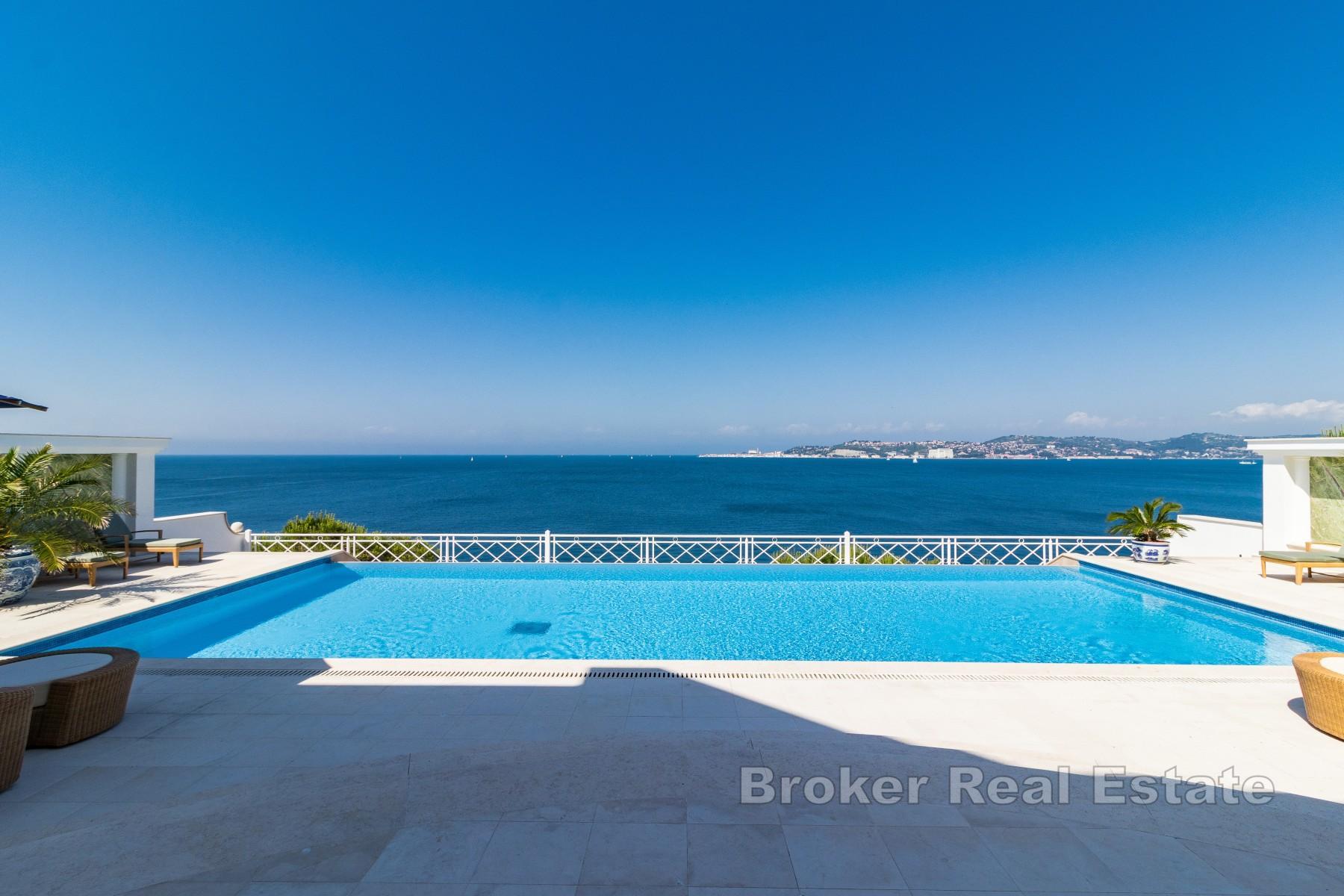 Luxusní vila v první řadě u moře s bazénem a garážemi