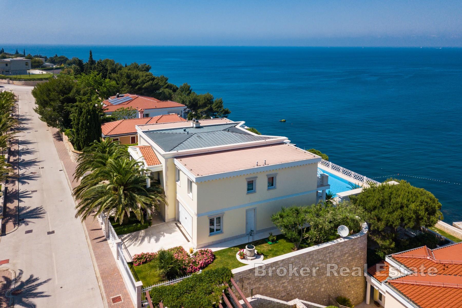 Luxusní vila v první řadě u moře s bazénem a garážemi