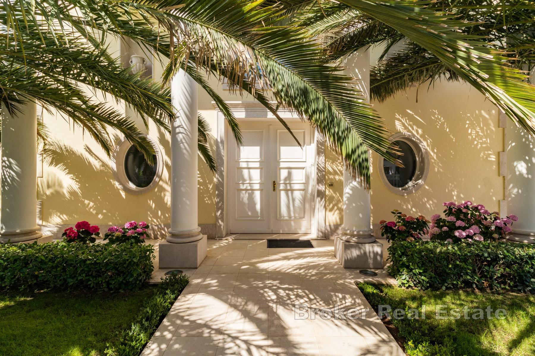 Luxusní vila v první řadě u moře s bazénem a garážemi