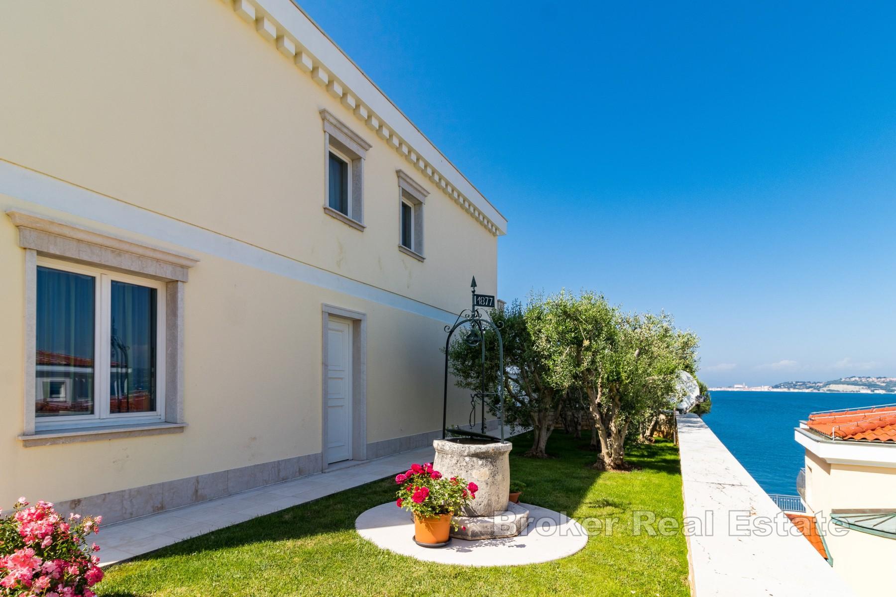 Luxusní vila v první řadě u moře s bazénem a garážemi