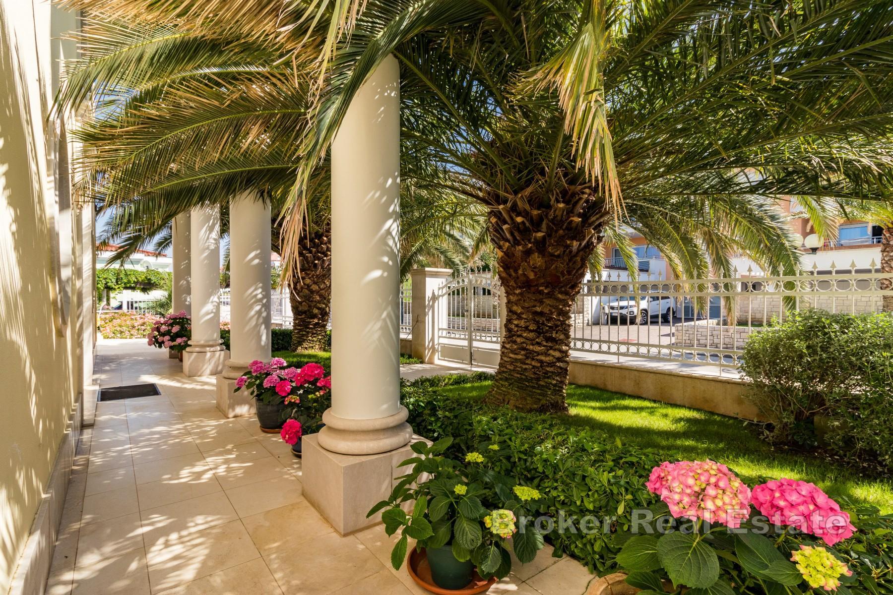 Luxusní vila v první řadě u moře s bazénem a garážemi