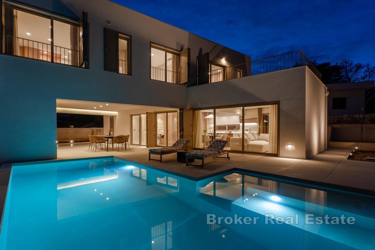 Moderní vila s bazénem u moře