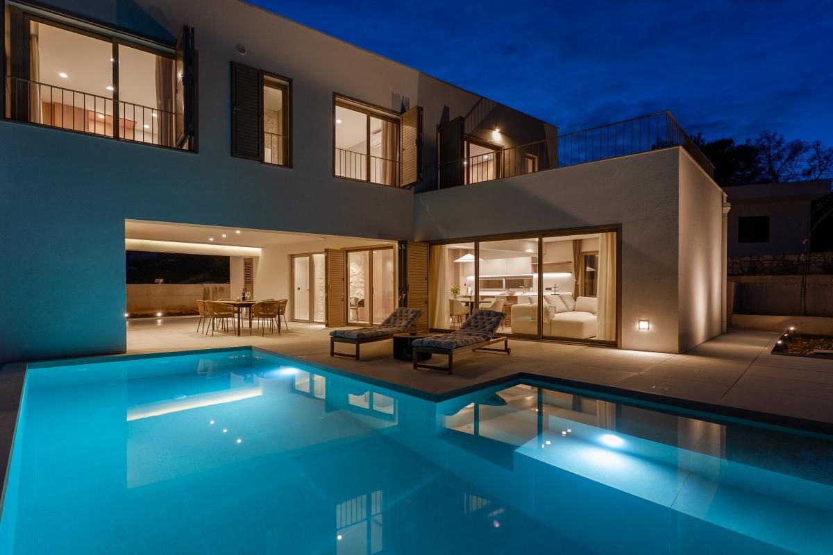 Moderní vila s bazénem u moře