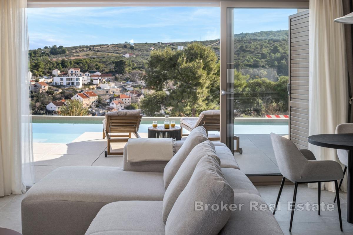 Moderne villa med basseng nær sjøen