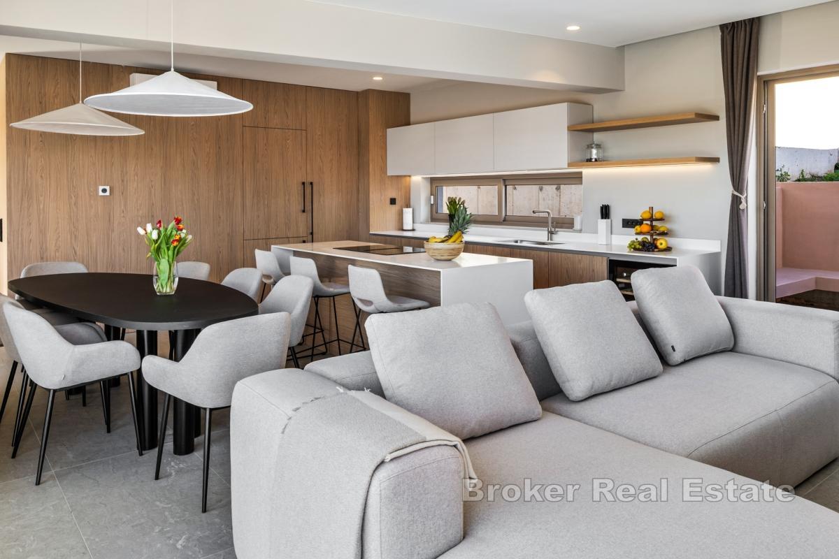 Moderne villa med basseng nær sjøen