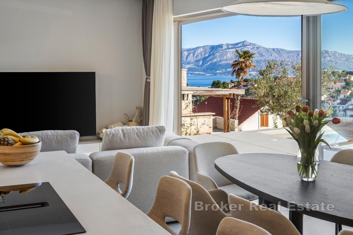 Moderne villa med basseng nær sjøen