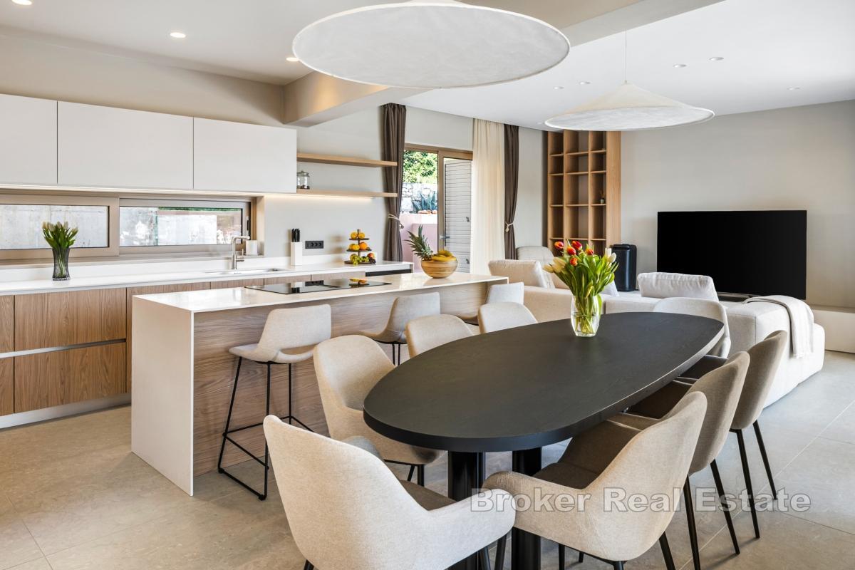 Moderní vila s bazénem u moře