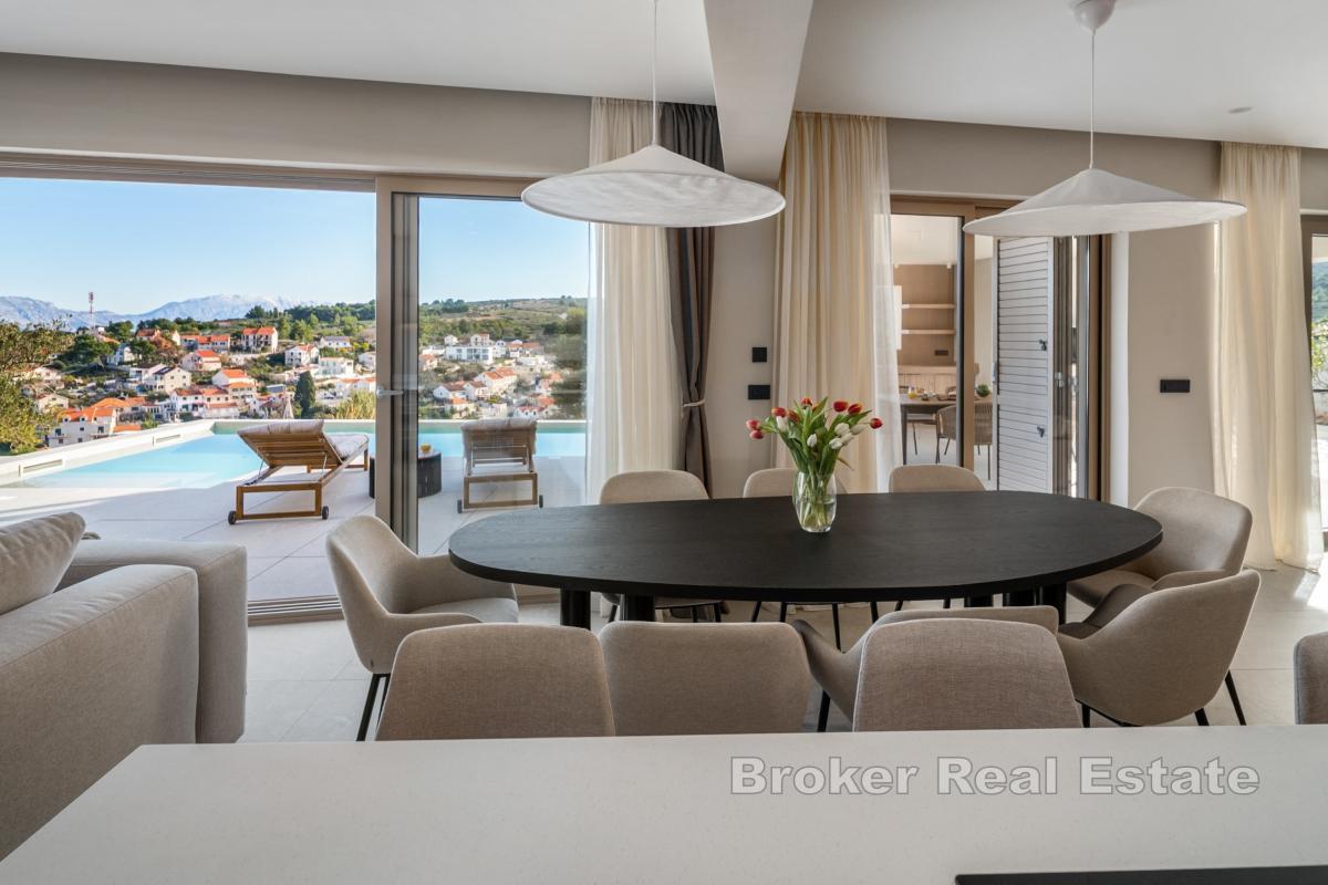 Moderní vila s bazénem u moře