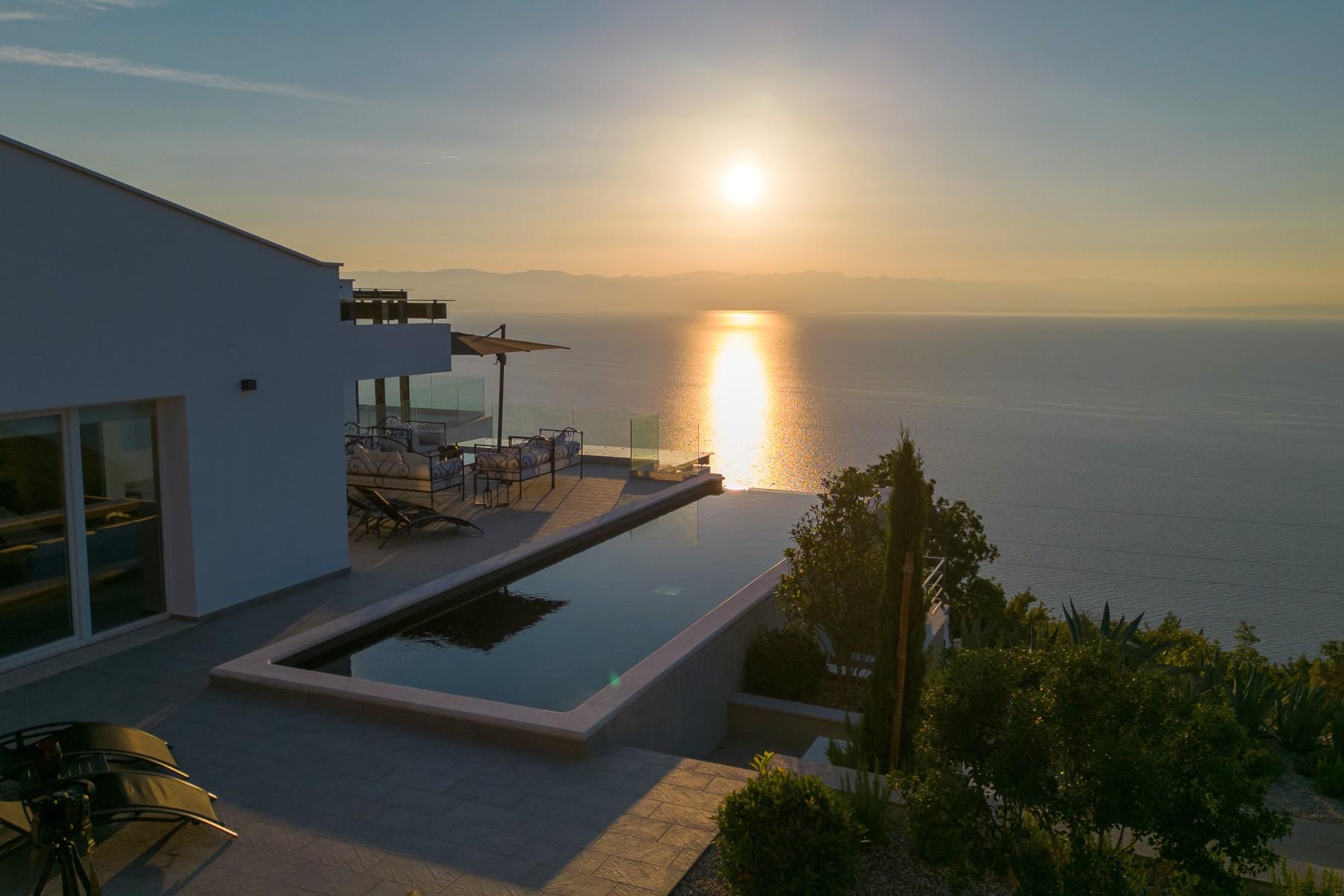 Eksklusiv moderne villa over Kvarnerbukta med åpen utsikt, privatliv og livsstilsfunksjoner